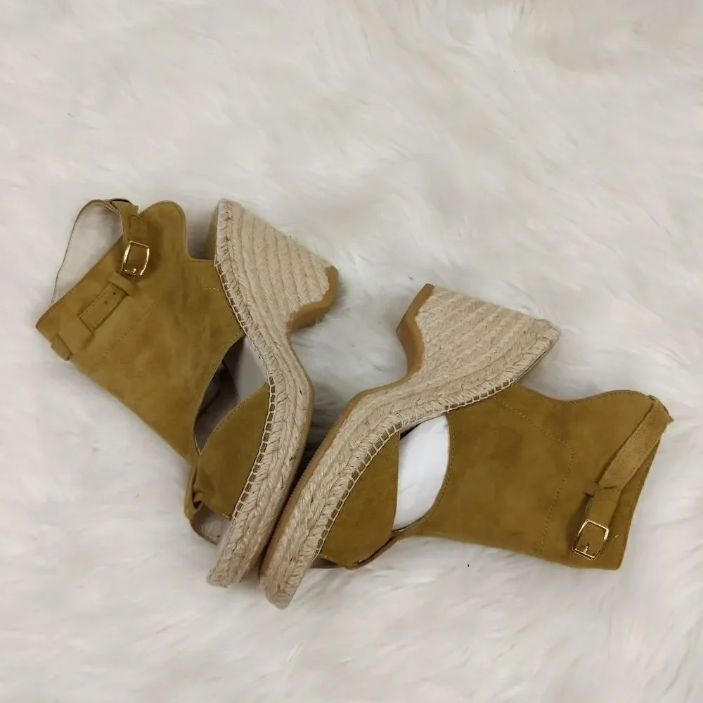 Bettye Muller Women's Size 39 EUR 8.5-9 US Gold Su